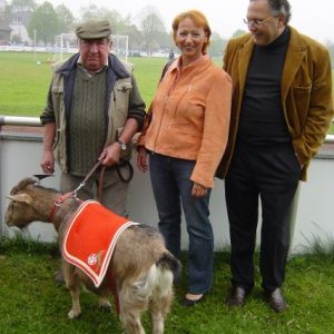 KSK-Fußballturnier in Horrem: Gabriele Frechen und Hardy Fuß beim Geisbock Hennes des 1. FC Köln