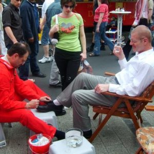 Rotmann Aktion Schuheputzen in Bedburg mit Bernhard Hadel