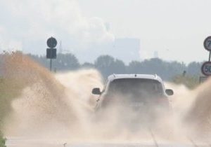Überschwemmung auf der L 279: Meterhoch spritzt das Wasser, das sich auf der 279 zwischen Millendorf und Pütz regelmäßig nach Regenfällen sammelt