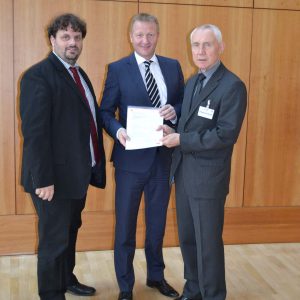 v.l.n.r.: Guido van den Berg, Vorsitzender der Rhein-Erft SPD, NRW-Innenminister Ralf Jäger MdL, Hans Krings, Vorsitzender der SPD-Kreistagsfraktion