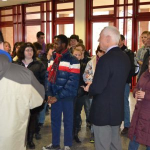 Hans Krings eröffnet die Weihnachtskartenausstellung der Förderschulen