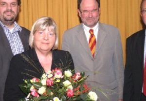 Helga Kühn-Mengel tritt im Bundestagswahlkreis 93 für die SPD als Direktkandidatin an. Erste Gratulanten waren die Kreisvorsitzenden Guido van den Berg (links) und Uwe Schmitz (rechts) sowie Versammlungsleiter Bernhard Hadel (2.v.l.)