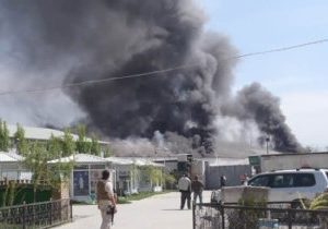 Rauchschwaden waren über dem Camp der deutschen Polizei in Kabul während eines Angriffs von Selbstmordattentätern zu sehen.
