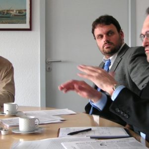Guido van den Berg und Bernhard Hadel im Gespräch mit dem Kölner Polizeipräsidenten Klaus Steffenhagen.