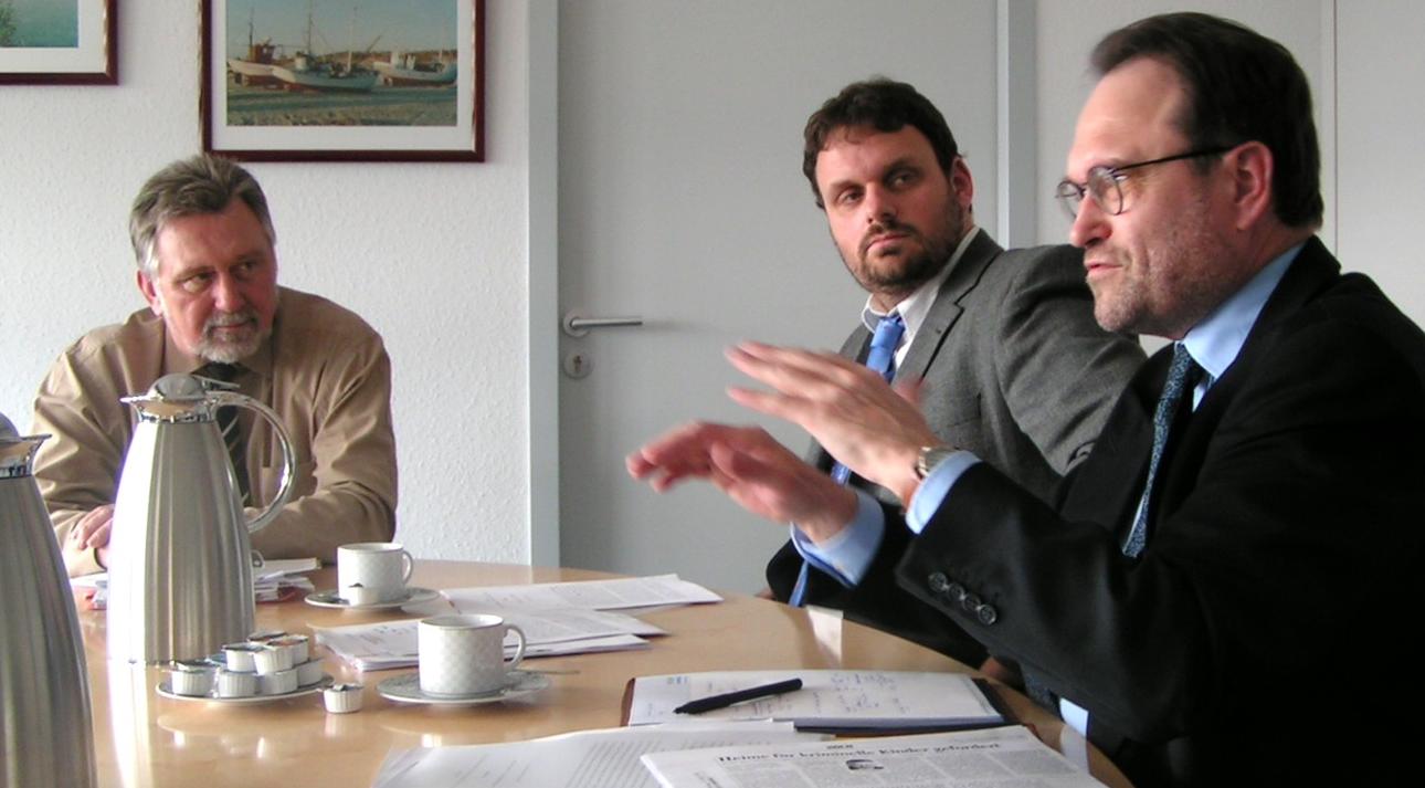 Guido van den Berg und Bernhard Hadel im Gespräch mit dem Kölner Polizeipräsidenten Klaus Steffenhagen.