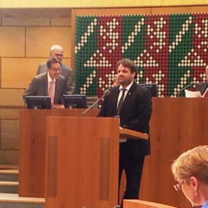 Guido van den Berg am Pult im Landtag