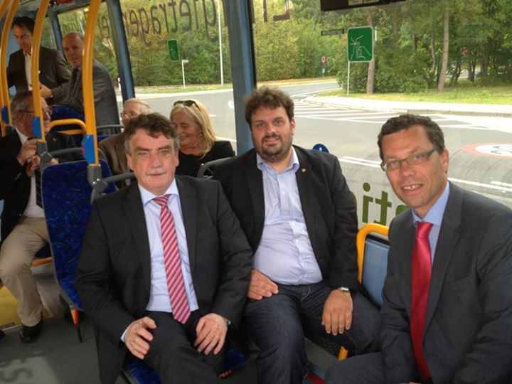 Minister Michael Groscheck mit Guido van den Berg MdL und Dierk Timm im Wasserstoffbus