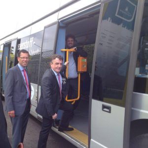 Minister Groscheck besteigt den Wasserstoffbus