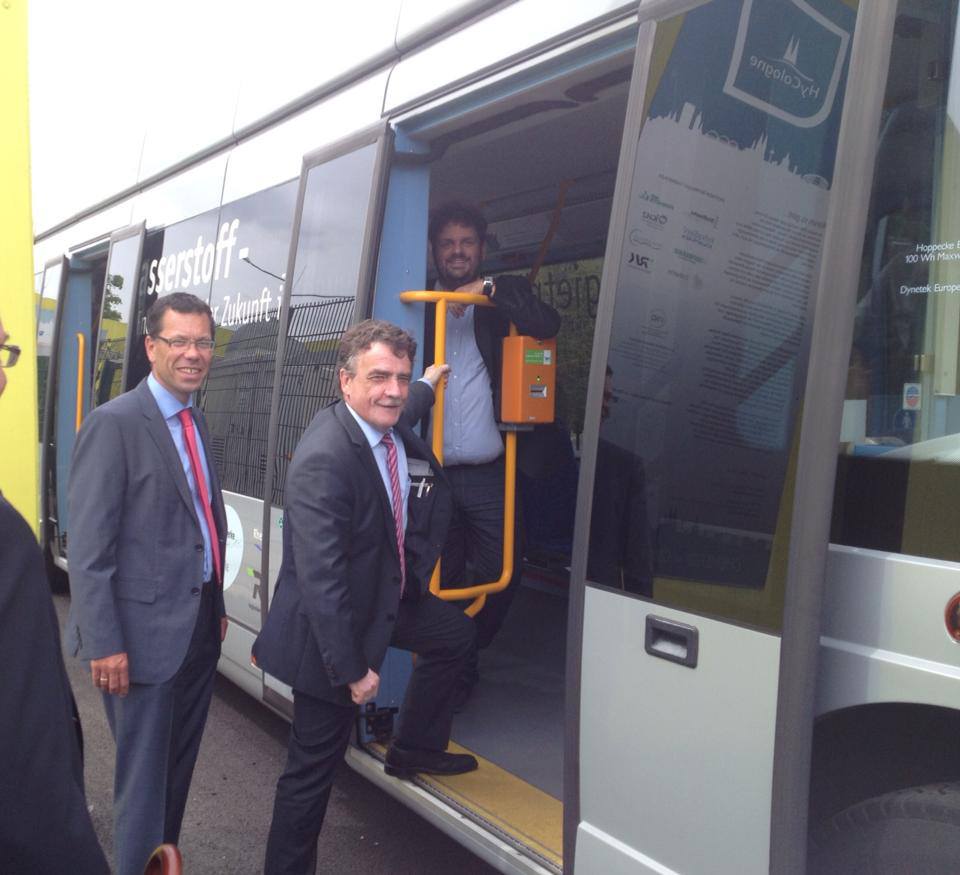 Minister Groscheck besteigt den Wasserstoffbus