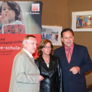 NRW-Schulministerin Ute Schäfer MdL mit dem Vorsitzenden der SPD-Landtagsfraktion, Edgar Moron MdL und dem Vorsitzenden der SPD-Kreistagsfraktion, Hardy Fuß MdL im Albert-Schweitzer Gymnasium Hürth.