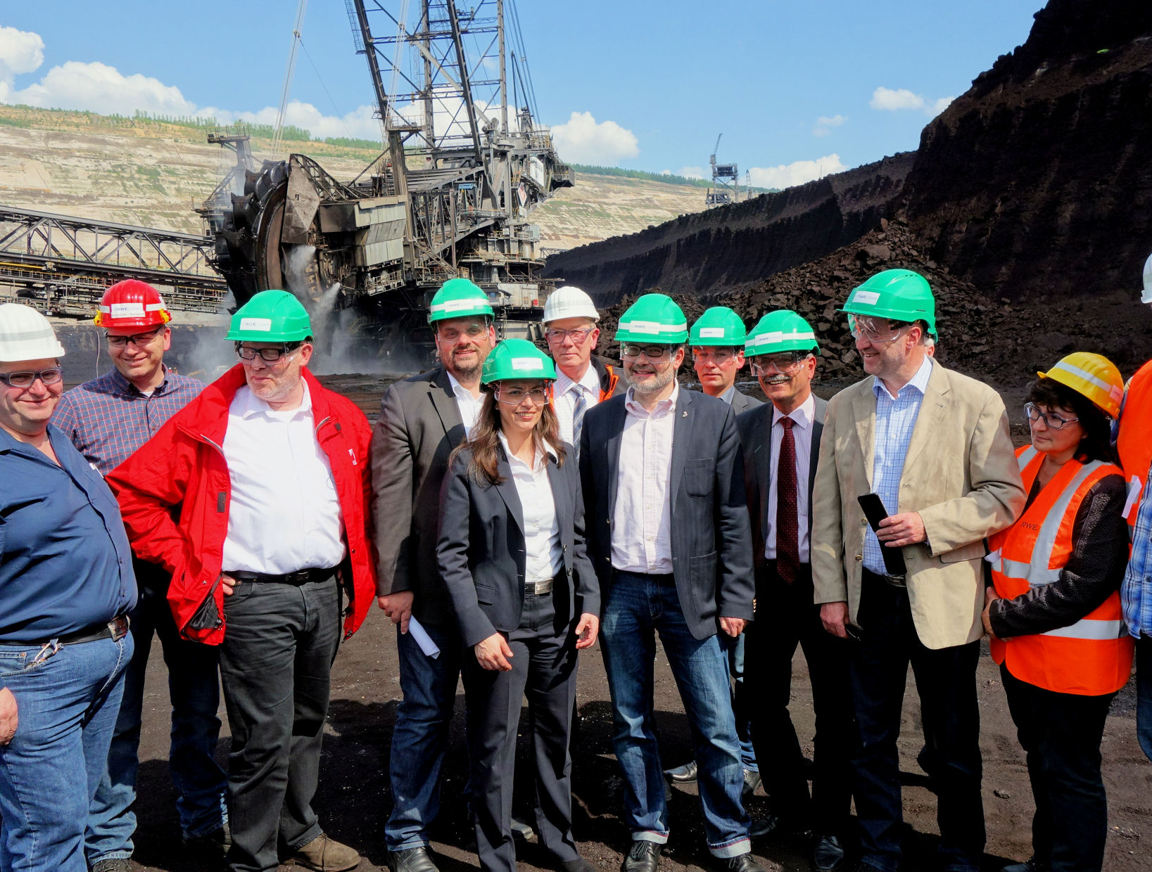 Yasmin Fahimi mit Betriebsräten und Abgeordneten der Region im Tagebau Hambach
