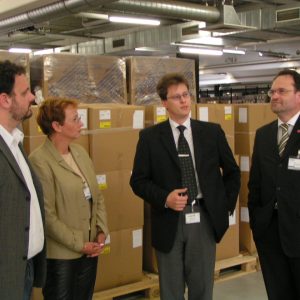 Michael Löffler (Mitte) von der Fa. CompNet erläutert den SPD-Politikern Guido van den Berg, Gabriele Frechen und Bernhard Hadel (von links) die Produktionsabläufe von CompuNet in Kerpen-Sindorf.
