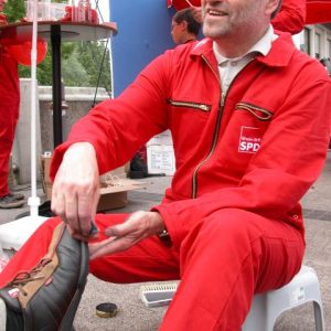 Rotmann Aktion in Bedburg beim Schuheputzen mit Bernhard Hadel