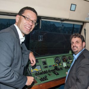 Dierk Timm und Guido van den Berg MdL im Führerstand der RB 38