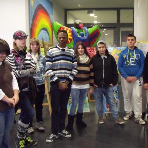 Schülerinnen und Schüler der Paul-Kraemer-Schule, die im Kunstatelier die Werke gemalt haben