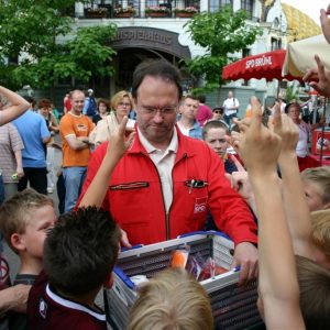 Bernhard Hadel verteilt Preise