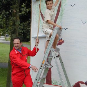 Plakat mit dem Gewinner der Kindermalaktion Rotmann 2004 vor dem Kreishaus