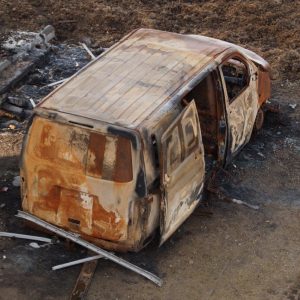 Ausgebranntes Fahrzeug im Hambacher Forst