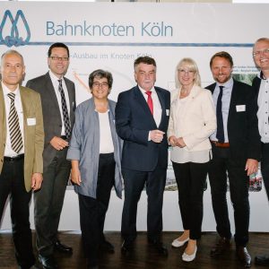 Dierk Timm mit NRW-Verkehrsminister Mike Groschek und weiteren SPD-Verkehrspolitikern aus der Region bei der Unterzeichnung der Planungsvereinbarung