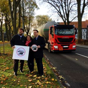 Guido van den Berg MdL, Fadia Faßbender und Dierk Timm (v.l.n.r.) fordern die LKW-Maut für die B477.