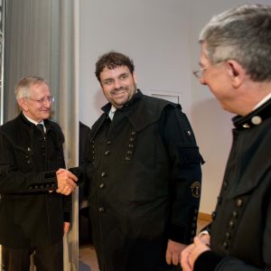 Verleihung des Ehrenbergkittel durch Altrektor Prof. Bernd Meyer (links) und Rektor Prof. Klaus-Dieter Barbknecht (rechts) an Guido van den Berg MdL