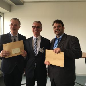 Minister Johannes Remmel und Guido van den Berg MdL übergeben den Förderbescheid an Jürgen Schneider