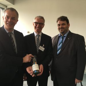 Jürgen Schneider übergibt symbolisch interligente Energieleitungen an Minister Johannes Remmel und Guido van den Berg MdL