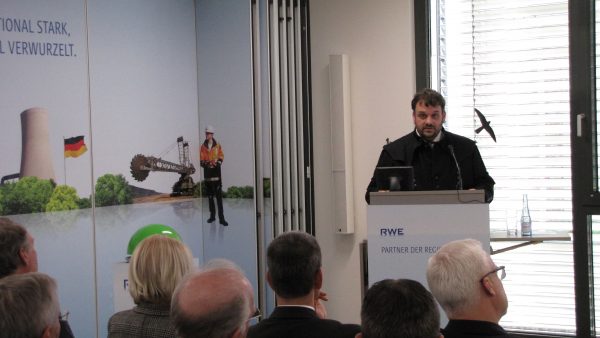 Guido van den Berg MdL freut sich über den "Uni-Standort Niederaußem" (22.3.2017)