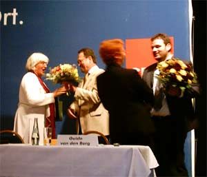 Renate Schidt und Gabi Frechen bekamen Blumen von Bernhard Hadel und Guido van den Berg
