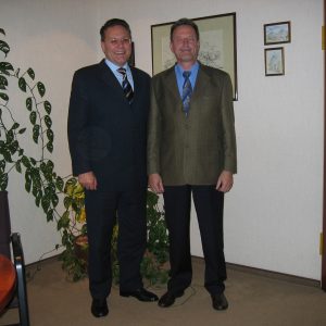 v.l.n.r.: Hardy Fuß MdL, Vorsitzender der SPD-Kreistagsfraktion, und Wilfried Effertz, Bürgermeister der Gemeinde Elsdorf