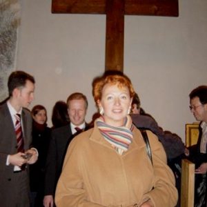 Gabriele Frechen vor dem Weltjugendtagskreuz