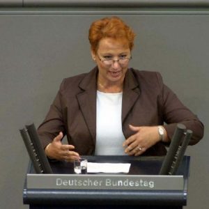 Gabriele Frechen am Rednerpult im Deutschen Bundestag
