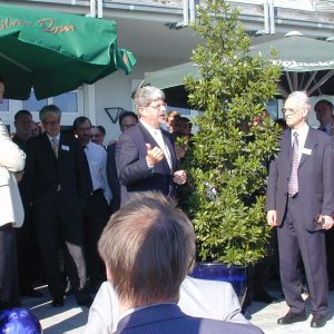 Minister Ernst Schwanhold im Garten bei Klaus Lennartz am 04.07.2001