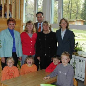 v.l.n.r.: SPD-Bundestagskandidatin Gabi Frechen, Kindergartenleiterin Beate Richter, Landtagsabgeordneter Hardy Fuß, Dorothee Sonnenschein vom JUNIOR WELT e.V.-Vorstand, Vizepräsidentin der IHK Düsseldorf, Christine Jülicher, Kinder aus der JUNIOR WELT