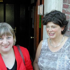 Helga Kühn-Mengel MdB (links) mit Hildegard Wester MdB