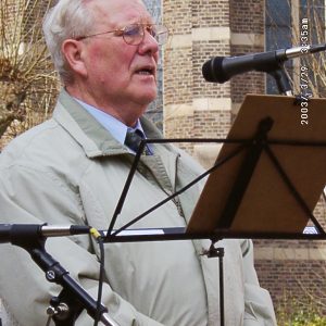 Altbürgermeister Hans Schmitz auf der Bedburger Friedensdemo 2003