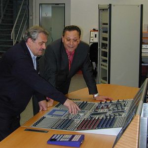 Bitte nicht berühren: Der Geschäftsführer der DAVIS GmbH Dietmar Schöniger (l.) stellt dem SPD-Landtagsabgeordneten Hardy Fuß ein gerade fertiggestelltes Regiepult vor.