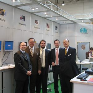 Auf der CeBIT am Stand von IIE: Farbod Fateminejad (Seventythree Networks), Hardy Fuß (SPD), Guido van den Berg (SPD), André Uphues (IIE) und Klaus Lennartz (SPD)