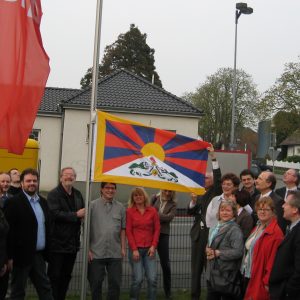 Der Kreisvorstand hißt die Tibet Fahne vor dem Fritz-Erler-Haus
