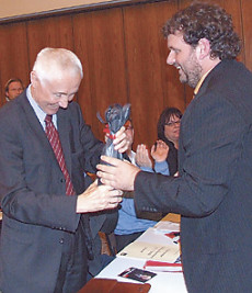 Guido van den Berg schenkt Hans Krings eine Flasche Sekt