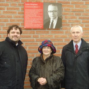 Guido van den Berg, Jutta Hermann und Hans Krings vor der Gedenktafel für Gustav Heinemann