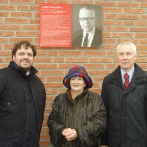Guido van den Berg, Jutta Hermann und Hans Krings vor der Gedenktafel für Gustav Heinemann