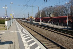 Sicht vom Bahnsteig auf die Gleise am Bahnhof Hürth-Kalscheuren