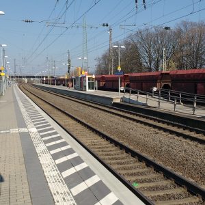 Sicht vom Bahnsteig auf die Gleise am Bahnhof Hürth-Kalscheuren