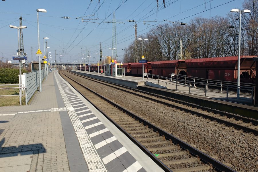 Sicht vom Bahnsteig auf die Gleise am Bahnhof Hürth-Kalscheuren