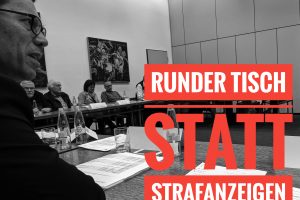 Dierk Timm spricht zu den zahlreichen Teilnehmern des Rundes Tisches