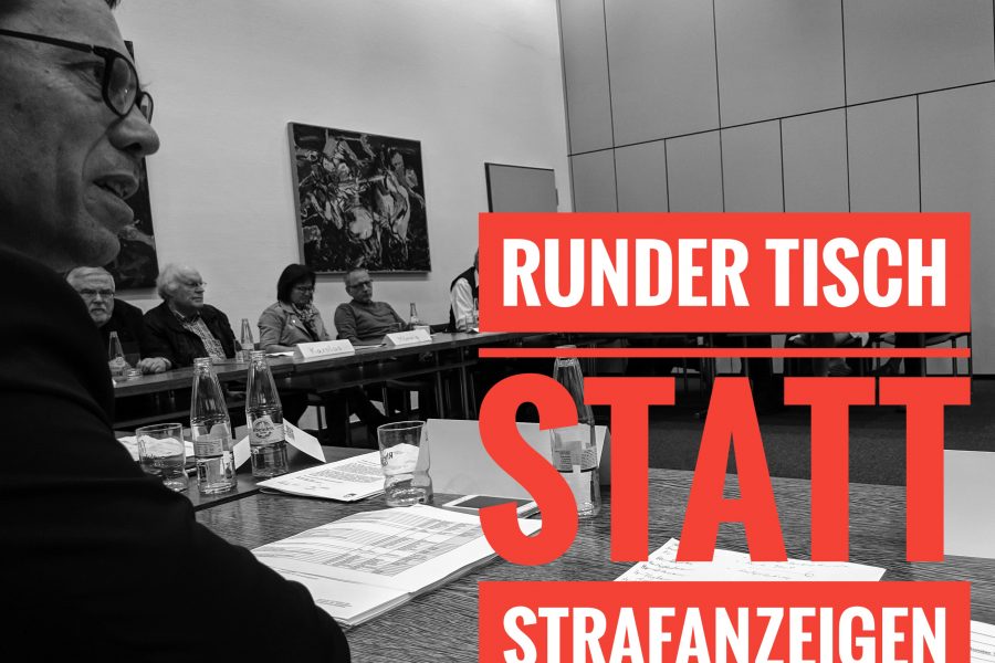 Dierk Timm spricht zu den zahlreichen Teilnehmern des Rundes Tisches