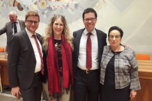 Die neu verpflichteten Kreistagsmitglieder Torsten Rekewitz und Panagiotta Boventer mit Dierk Timm und Dagmar Andres im Kreistag