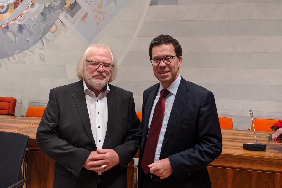 Bernd Bohlen mit Ehrenring und Dierk Timm im Kreistag