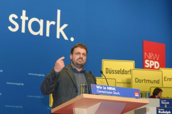 Auf dem Landesparteitag 2004 tritt Guido van den Berg tritt für den Energie-Standort Rhein-Erft-Kreis ein (2004)